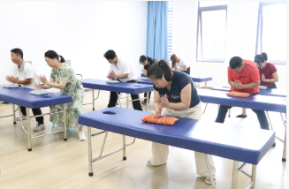 服务业转行学中医推拿 深耕长久稳定职业手艺